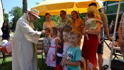 Bild: gi
Die Vorschulkinder erhalten einzeln den Segen von Pfarrer Udo Klösel.