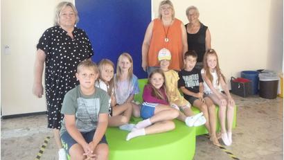 Bild: amö
Die Vorsitzende des Fördervereins, Monika Ermer (rechts), übergab mit Monika Borowski das grüne Sofa an Rektorin Christine Schneider (links) und die Kinder.