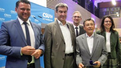 Bild: Hirsch
Hans Hottner (Zweiter von rechts) trat am 30. Juni 1956 in die CSU ein. er ist 17 Jahre alt. Landrat Thomas Ebeling, Ministerpräsident Markus Söder, MdL Alexander Flierl (von links) und MdB Martina Englhardt-Kopf freuen sich mit dem Jubilar über die Auszeichnung Ehrung mit der Silbernen Ehrennadel.