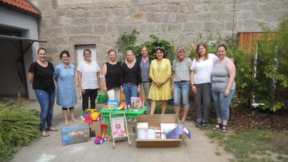 Bild: jba
Kindergartenleiterin Christine Schweppesch (Vierte von links) und Elternbeiratsvorsitzende Korinna Baur (Fünfte von links) freuen sich über die Spenden.