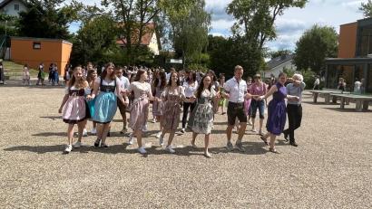 Bild: lg
Volkstänze sind beileibe nicht altbacken. Hans Ederer gab bei den Trachtentänzen den Ton an.