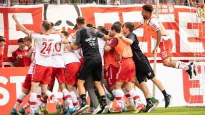 Bild: Matthias Balk
Der Jahn Regensburg schlägt den 1. FC Köln im Elfmeterschießen