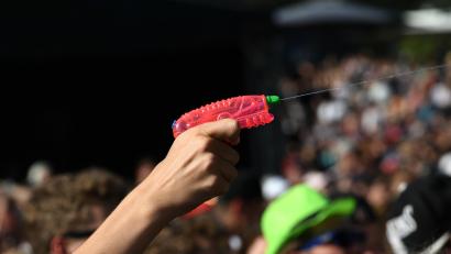 Symbolbild: Ina Fassbender
Ein 16-Jähriger spritzte auf dem Volksfest in Hof mit Wasserpistole. Daraus entwickelte sich ein handfester Streit.