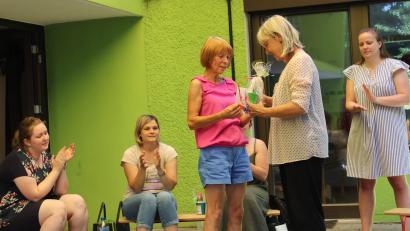 Bild: u
Seit September 1976 leistete Zenta Flammersberger (Dritte von links) als Kinderpflegerin vorbildliche Arbeit im St.-Wolfgang-Kindergarten. Bei der Verabschiedung dankte ihr die Leiterin Uta-Maria Kriegler (Zweite von rechts). Mit im Bild die Kolleginnen Janina Quade und Katharina Barth (von links) und die Stellvertretende Leiterin Laura Rustler (rechts).