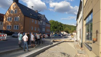 Bild: rn
Bei der Begehung der Baustelle Marktplatz ging Bauleiter Daniel Färber insbesondere auf das Anlegen der Gehwege und der Multifunktionsstreifen ein.