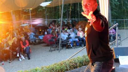 Bild: mor
Jede Menge Lieder, witzige Anekdoten, Lachtränen und geöffnete Himmelsschleusen gab´s bei Michl Müllers 25jährigem Bühnenjubiläum auf dem Schönberg.