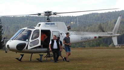 Bild: ld
Natürlich ließ es sich auch Bürgermeister Bernhard Schindler nicht nehmen, mit Familie in den Hubschrauber zu steigen, um seine Gemeinde einmal aus anderer Perspektive zu sehen.