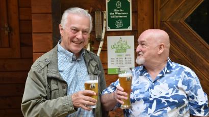 Bild: hcz
OWV-Zweigvereins-Chef Alois Lukas und Johann Schlehuber (rechts) stoßen auf die Zukunft der Strobelhütte an.