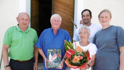Bild: mma
Schon 40 Jahre lang kommen die Fochers auf den Laubhof. Anna und Christoph Ulrich (rechts) freuen sich mit ihnen. Hahnbachs Zweiter Bürgermeister Georg Götz (links) gratulierte und schenkte den Jubilaren ein Buch über die Sehenswürdigkeiten des Landkreises.