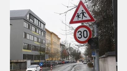 Bild: Gabi Schönberger
Vor Schulen (hier: Augustinus-Gymnasium) ist Tempo 30 jetzt schon die Regel.