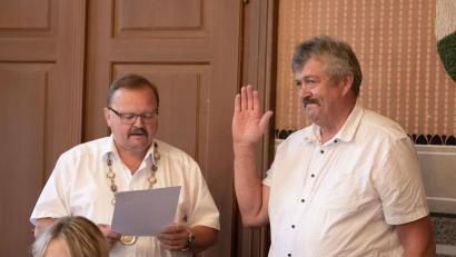 Bild: Susanne Forster
Bärnaus Bürgermeister Alfred Stier ernannte Bernhard Sertl aus Ziegelhütte bei Hohenthan zum Feldgeschworenen für die Gemarkung Hohenthan. Dazu überreichte Stier in einer Stadtratssitzung eine Urkunde.
