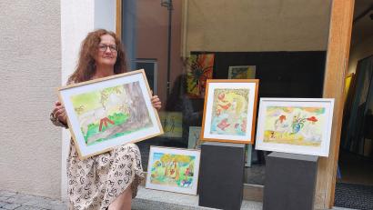 Bild: Jürgen Klein/exb
Ulla Britta Baumer präsentiert in der nächsten Zeit ihre Arbeiten an der Kunstgasse im Kunsthaus-Schaufenster. Es ist nachts beleuchtet; die Bilder können auch bei einem Spaziergang in der Abenddämmerung besichtigt werden.