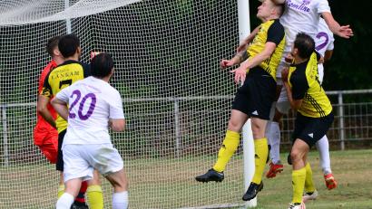 Bild: ham
Dominik Häffner (links) steigt am höchsten, bringt das Leder aber nicht im Tor des FC Ränkam unter. Aus: TSV Detag Wernberg FC Ränkam 0:0.