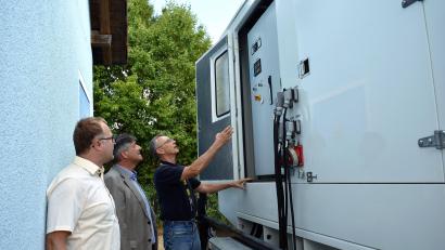 Bild: rgr
Wassermeister Günter Rauh (rechts) und der Vorstand der Stadtwerke Frank Neubauer stellen Bürgermeister Edgar Knobloch (Mitte) das mobile Notstromaggregat vor.
