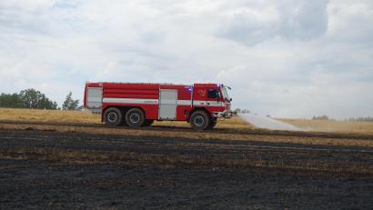 Bild: Feuerwehr Waldsassen/exb
Wie gut grenzüberschreitende Feuerwehr-Einsätze funktionieren, zeigte sich kürzlich beim Flächenbrand bei Münchenreuth: Die Berufsfeuerwehr rückte mit einem schweren Tanklöschfahrzeug an, das 9000 Liter Wasser mitführen kann.