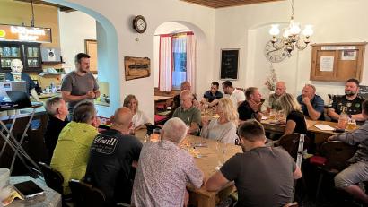 Bild: Freie Wähler Auerbach
Politische Radtour, Kneipenfestival, Expertenvorträge: Bei der Jahreshauptversammlung der Freie Wähler Aufschwung Auerbach wurde klar, dass sich die Mitglieder auch künftig auf ein interessantes Programm freuen dürfen.