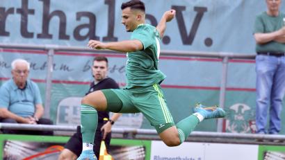 Bild: Hubert Ziegler
Giuliano Nyary von der DJK Ammerthal, Torschütze zum vorentscheidenden 2:0, überspringt Torhüter Arthur Ockert vom TSV Kornburg.