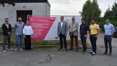 Bild: bnr
In der VG Schwarzenfeld werden nun auch noch die letzten 48 Adressen an das Breitbandnetz angeschlossen. Beim Spatenstich waren Stellvertretender Landrat Richard Tischler, die Bürgermeister Peter Neumeier und Franz Grabinger , sowie Vertreter der beteiligten Firmen dabei.