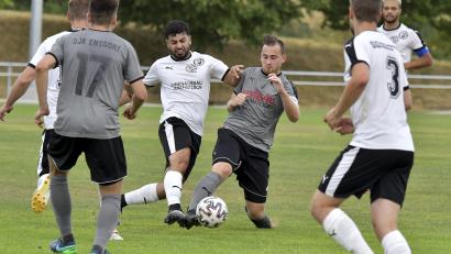 Bild: Hubert Ziegler
Duell auf Augenhöhe: Bathuan Isci (links) von Upo/Gebenbach gegen den Ensdorfer Kapitän Stefan Grabinger (rechts).