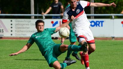 Bild: Hans Mark
Der Tännesberger Zdenek Sykora (rechts) enteilt Alexander Zühlke vom TSV Stulln.
