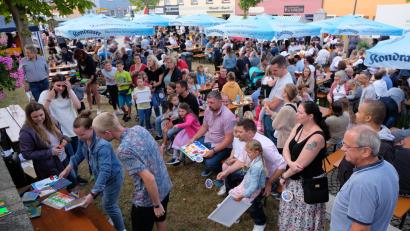 Bild: le
Nach dem Regen am Nachmittag hat sich der Marktplatz schnell gefüllt. Die Flosser feierten mit vielen Besuchern ihr 44. Bürgerfest.