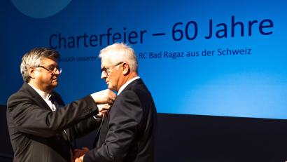 Bild: Tobias Riedl/exb
Pastpräsident Karlhermann Schötz (links) übergibt das Amt des Präsidenten an Heinz Schlosser.