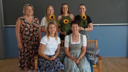 Bild: wel
Rektorin Christine Schneider (links) verabschiedete neben den drei Referendarinnen Neele Cordt, Lea Geier und Lisa Kläß (stehend, von links) Konrektorin Stefanie Hauser und Anita Mayer (vorne von links), die auf der Bank sitzen, die Anita Mayer vom Kollegium als Geschenk bekommen hat.