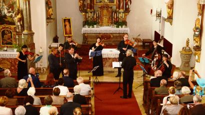 Bild: bey
Ein musikalisches Erlebnis der Extraklasse genießen die Besucher beim Auftakt der 35. Wurzer Sommerkonzerte.