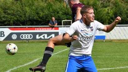 Bild: Dagmar Nachtigall
Der Vorbacher Manuel Groher (weißes Trikot) wird von Moritz Lang von der DJK Weiden attackiert.