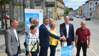 Bild: fdl
Mit vereinten Kräften wurde der 40.000. Bayern-W-Lan-Hotspot am Hirschauer Infopoint freigeschaltet. Am Drücker (von links): Bürgermeister Hermann Falk, MdB Susanne Hierl und Staatsminister Albert Füracker.