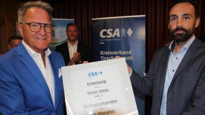 Bild: kro
Bezirksvorsitzender Armin Bulenda überreicht Reiner Meier (links) die Ernennungsurkunde zum Ehrenvorsitzenden der CSA Oberpfalz.