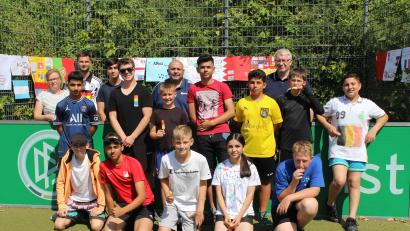 Bild: gel
Sportliches Highlight an der Dreifaltigkeits-Mittelschule: die Fußball-Weltmeisterschaft in Katar: (hinten, von links) Konrektorin Stefanie Löffler, Stadionsprecher/Schiedsrichter Philipp Keilholz, Zeitnehmer Amjad Khalaf (9b), Organisator Thomas Gebele und BFV-Bezirksvorsitzenden Thomas Graml nahmen die Siegerehrung vor: (Von links) 1. Argentinien (D-5/6), 2. Deutschland (Lehrerteam), 3. Frankreich (5b), 4. Spanien (7a), 5. Kroatien (5c), 6. Niederlande (6a) sowie (kniend) 7. England (7b), 8. Katar (8c), 9. Schweiz (5a), 10. Portugal (8a), 11.Brasilien (8b), 12. Belgien (6b).