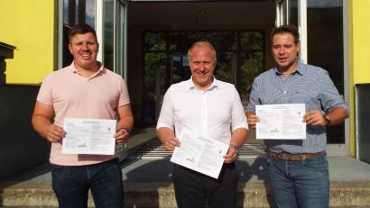 Bild: e
Die beiden Jugendbeauftragten Thomas Hottner und Daniel Hutzer (rechts) der Stadt Schnaittenbach haben das Ferienprogramm mit Bürgermeister Marcus Eichenmüller vorgestellt.