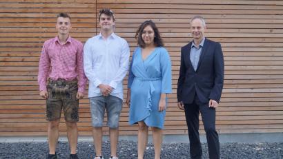 Bild: BSZ Wiesau/exb
Lehrer Jochen Römisch (rechts) gratulierte (von links) Jonas Hermann, Yannick Plischke und Verena Ries zum Abschluss.