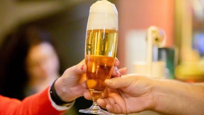 Bild: Christoph Soeder/dpa
Im Deutschland wurden in den ersten sechs Monaten rund 3,6 Milliarden Liter Bier verkauft.