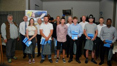 Bild: gsp
Zahlreiche Ehrengäste gratulierten den frischgebackenen Gesellen. Die Gesellenbriefe erhielten (vorne von links): Julia Lorenz, die ihren Bruder vertrat, Marco Bauer, Prüfungsbester Benedikt Singer, Stefan Federl, Christopher Spieß und Husen Tuke Jonja.