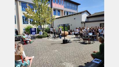 Bild: jzk
Nicht in der Stadtpfarrkirche, sondern im Pausenhof feierten die Realschüler ihren Schulschlussgottesdienst. Rechts singt Anna Maria Beck mit dem Schulchor.