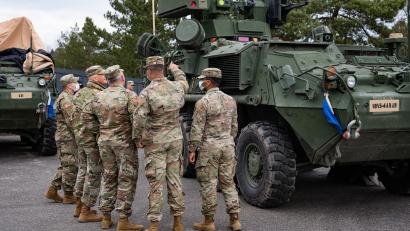 Archivbild: Sgt. Cesar Rivas
Soldaten stehen vor einem Radpanzer des Heeresflugabwehrbataillons der US-Armee in Ansbach. Jetzt wird in der Kaserne dort ein zweites stationiert.