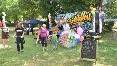 Bild: hcz
Beim "Stadtbad-Familien- und Kinderfest" wurde der neue Spielwagen des Stadtjugendrings erstmals vorgestellt.