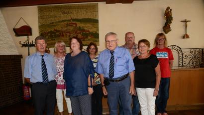 Bild: bey
Bei den Neuwahlen bestätigen die Mitglieder Josef Rewitzer als VdK-Ortsvorsitzenden, Christine Neuber zur Stellvertreterin, Peter Trstan als Schriftführer und Elisabeth Randig als Kassiererin (vordere Reihe von links), neu gewählt Eva Landgraf als Vertreterin der Frauen, Tanja Biller als Vertreterin der Jugend, Michael Neuber und Markus Biller als Beisitzer (hintere Reihe von links).