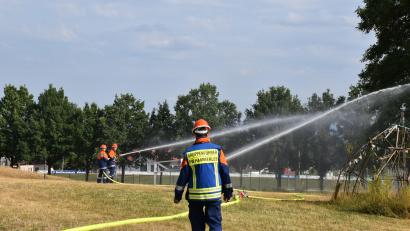 Bild: Angelina Dagner, Feuerwehr Hammerles /exb
Die Jugendfeuerwehren Parkstein und Hammerles üben den Ernstfall.