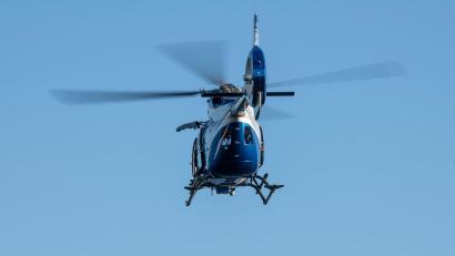 Bild: Silas Stein/dpa/Symbolbild
Ein Polizeihubschrauber fliegt über ein Gewässer.