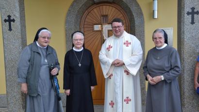 Bild: gi
Pfarrer Udo Klösel konnte die Mallersdorfer Klosterschwestern Angelina Hummer (rechts) und ihre Mitschwester Leopoldine (links) sowie Schwester Angelika Summer (Zweite von links) begrüßen und ihnen einen schönen und erholsamen Heimaturlaub wünschen.