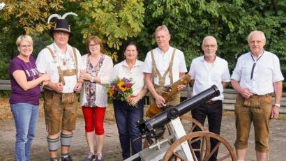 Bild: Ludwig Dirscherl/exb
Renate Dräxler (zweite Ritterin), Josef Huber (Schützenkönig), Renate Jung (Ritterin), Maria Näßl (Schützenliesl), die Böllerschützen Dionys Bartmann, Franz Jung und Schützenmeister Maximilian Peither (von links) zeigt das Bild.
