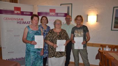 Bild: gi
Der SPD-Ortsverband Moosbach ehrt treue Mitglieder für zehn bis 35-jährige Mitgliedschaft. Auch die Delegierten wurden gewählt.