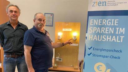 Bild: Martina Beierl/exb
Klimaschutzkoordinator Joachim Scheid und ZEN-Energiesparexperte Karl-Heinz Hofbauer (von links) geben in mehreren Videoclips Tipps, wie man Energiesparen kann.