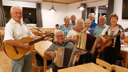 Bild: fks
Die Musikanten spielten im Sportheim des TSV Reuth auf. Mit dabei waren diesmal Sepp Kämpf, Werner Heider, Edeltraud Frank, Karl Summerer, Gabi Roth, Maria Böhm, Anton Zahn, Conny Lang und Christa Böhm (im Vordergrund, von links).