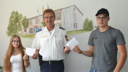 Bild: dob
Sandra Bayer aus Pleystein (links) und Johannes Wittmann aus Faislbach bei Georgenberg (rechts) erhalten durch Ersten Polizeihauptkommissar Martin Zehent von der Vohenstraußer Polizeiinspektion eine Belohnung für ihren gezeigten Bürgersinn.