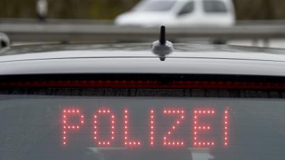 Bild: Carsten Rehder/dpa 
Eine unbekannte Person zerkratzt in Eslarn Fahrzeuge.