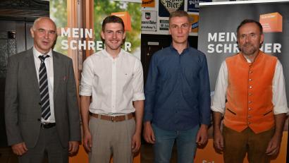 Bild: gf
Prüfungsbeste der Schreiner-Innung Amberg-Sulzbach wurden Julius Beer (Zweiter von links) und Niklas Schmalzl (Zweiter von rechts). Ihnen gratulierten der stellvertretende Kreishandwerksmeister Dietmar Lenk (links) und Innungsobermeister Richard Siegler (rechts).